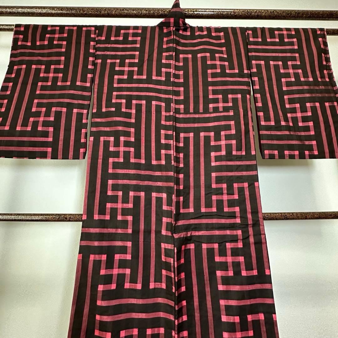 しつけ付き　正絹　袷　着物　和装　銘仙　ピンク　黒　155裄64 アンティーク