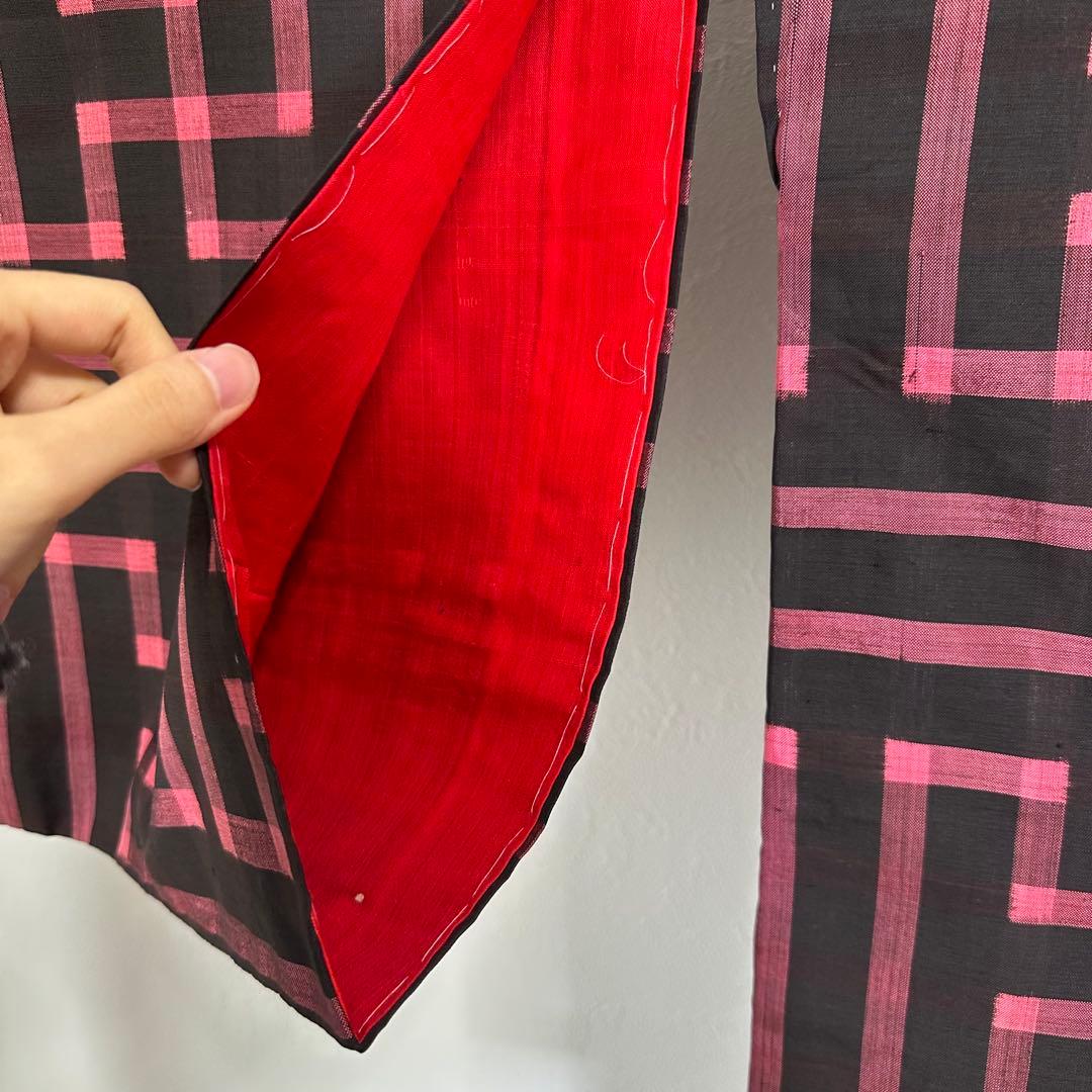 しつけ付き　正絹　袷　着物　和装　銘仙　ピンク　黒　155裄64 アンティーク