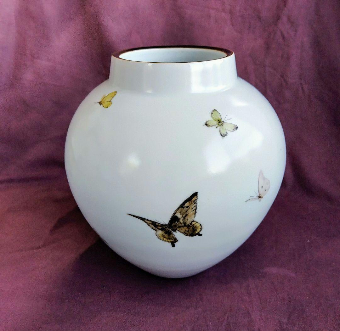 色絵磁器蝶図壺 (未使用 新品同様)