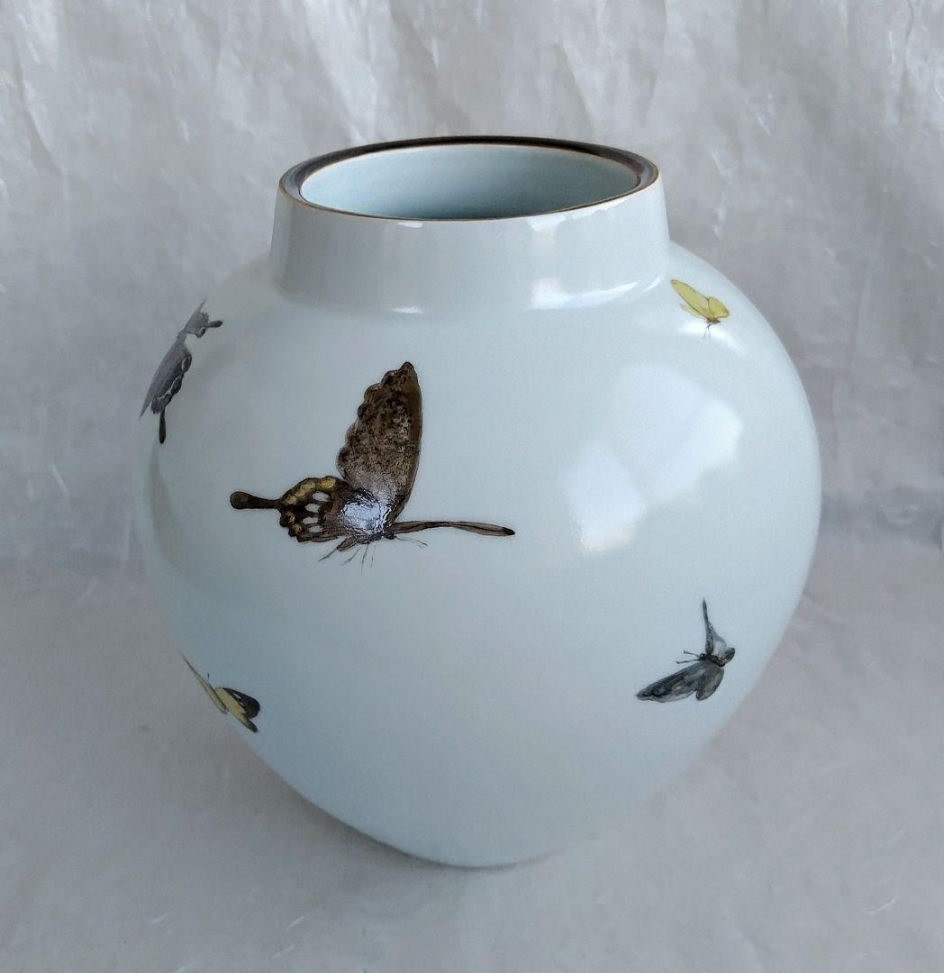 色絵磁器蝶図壺 (未使用 新品同様)