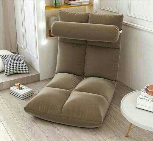 ソファー畳ベッドの上に背もたれを折り畳む椅子