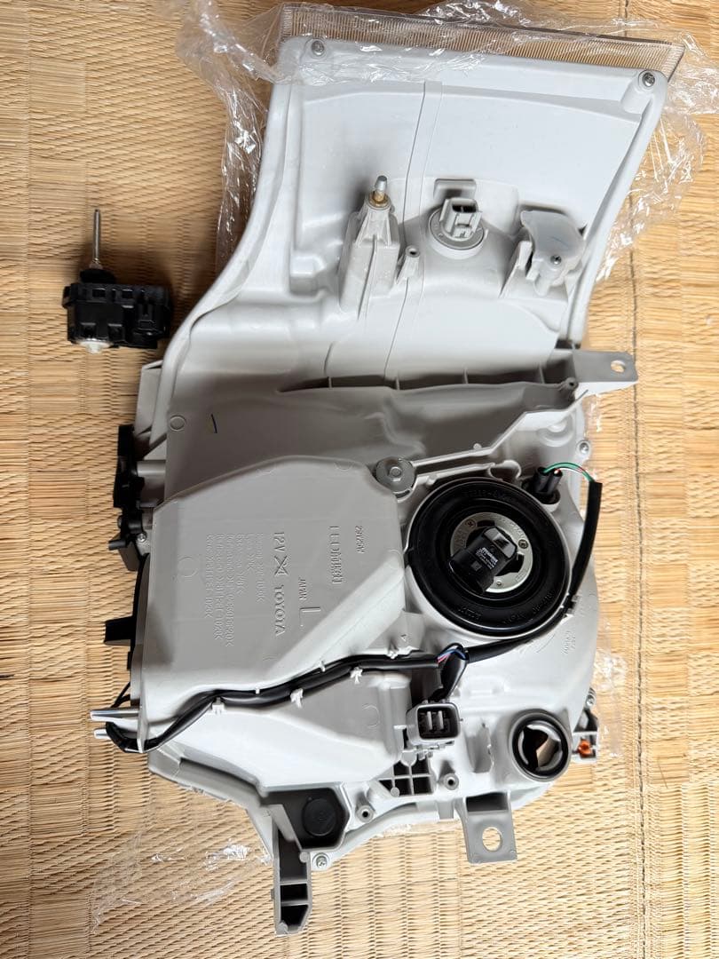 TOYOTA ハイエースLEDヘッドライト