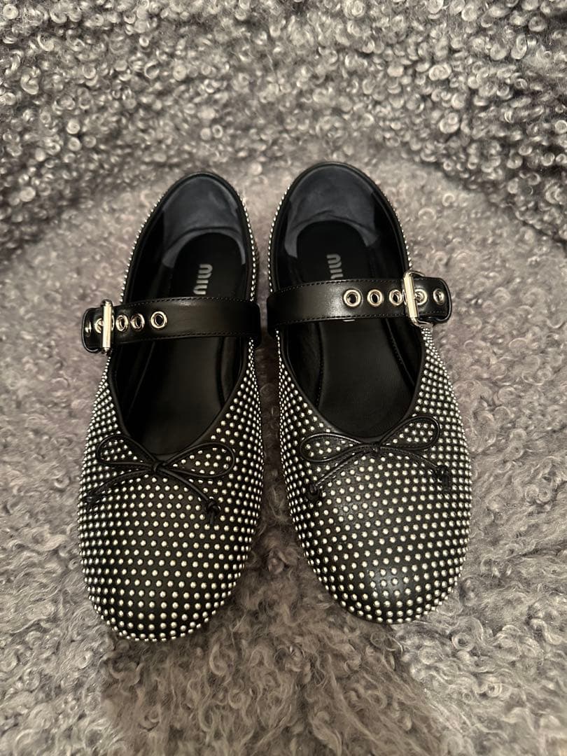 miu miu スタッズ付きバレエシューズ