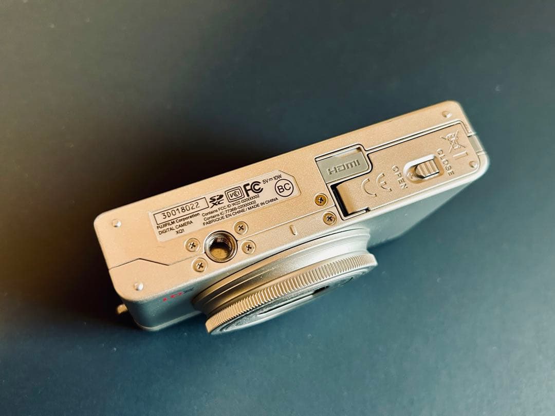 【極美品】デジタルカメラ FUJI FILM XQ1 SILVER