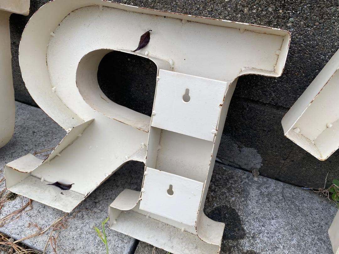 SURF 立体文字 一文字約30cm クリーム色　鉄製