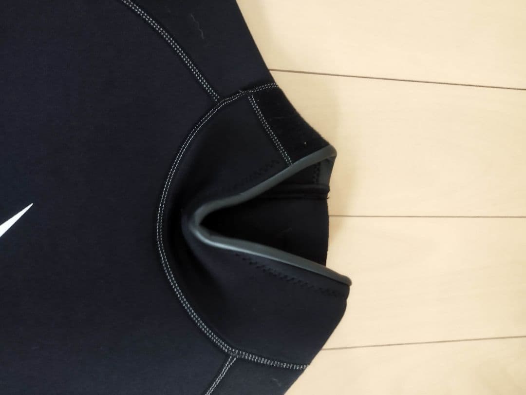 ウェットスーツ 稲妻ロゴ付き