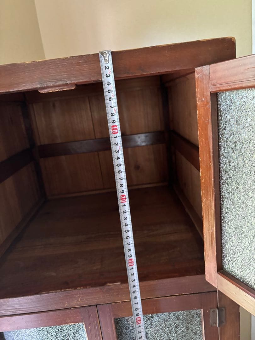 木製のブラウンキャビネット、4扉と1引き出し付き