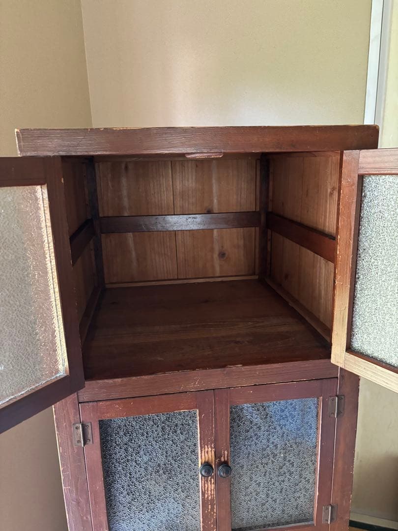 木製のブラウンキャビネット、4扉と1引き出し付き