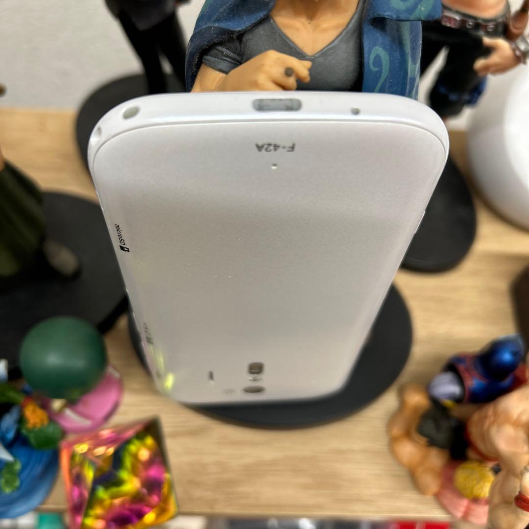 docomo らくらくスマートフォン F-42A ホワイト