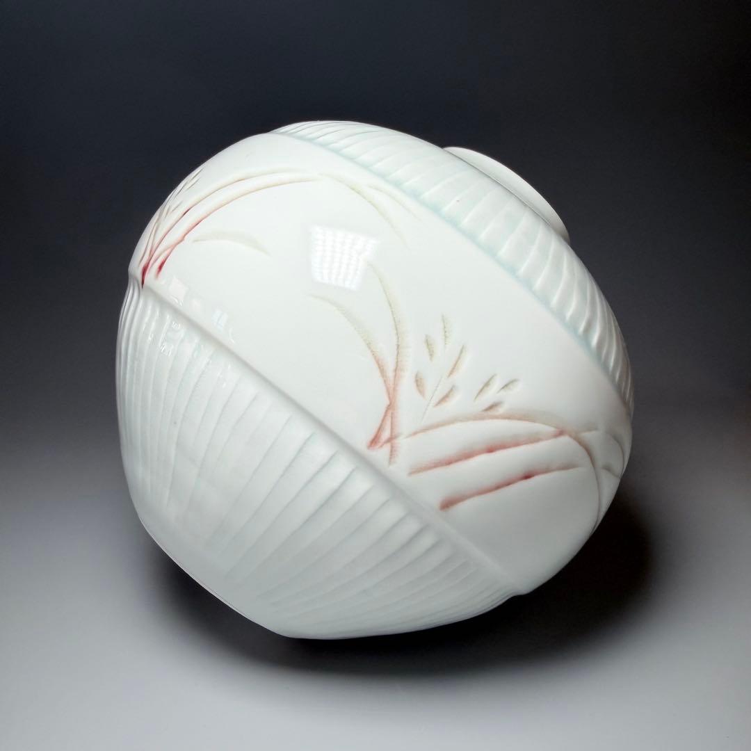 藤井朱明　自作　白磁彫花瓶　共箱　鉄釉草文様　雰囲気◎　インテリア　オブジェ