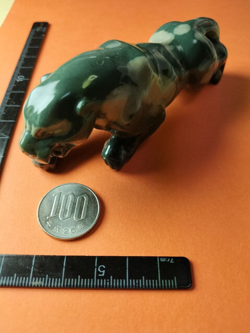 津軽錦石(つがるにしきいし)の ひょう の置物です。工芸品