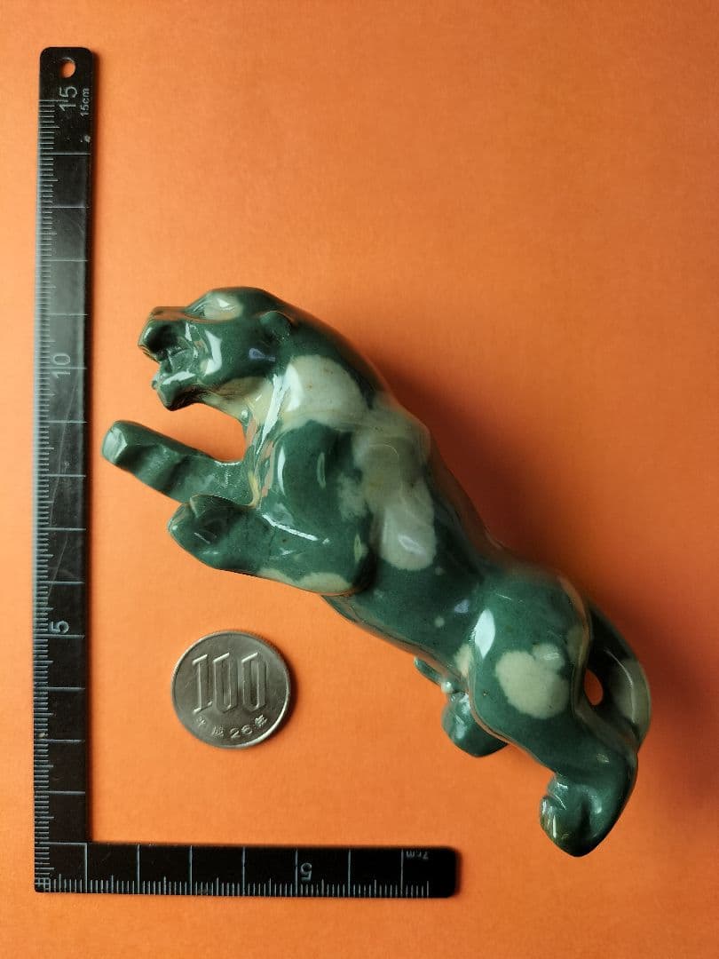 津軽錦石(つがるにしきいし)の ひょう の置物です。工芸品