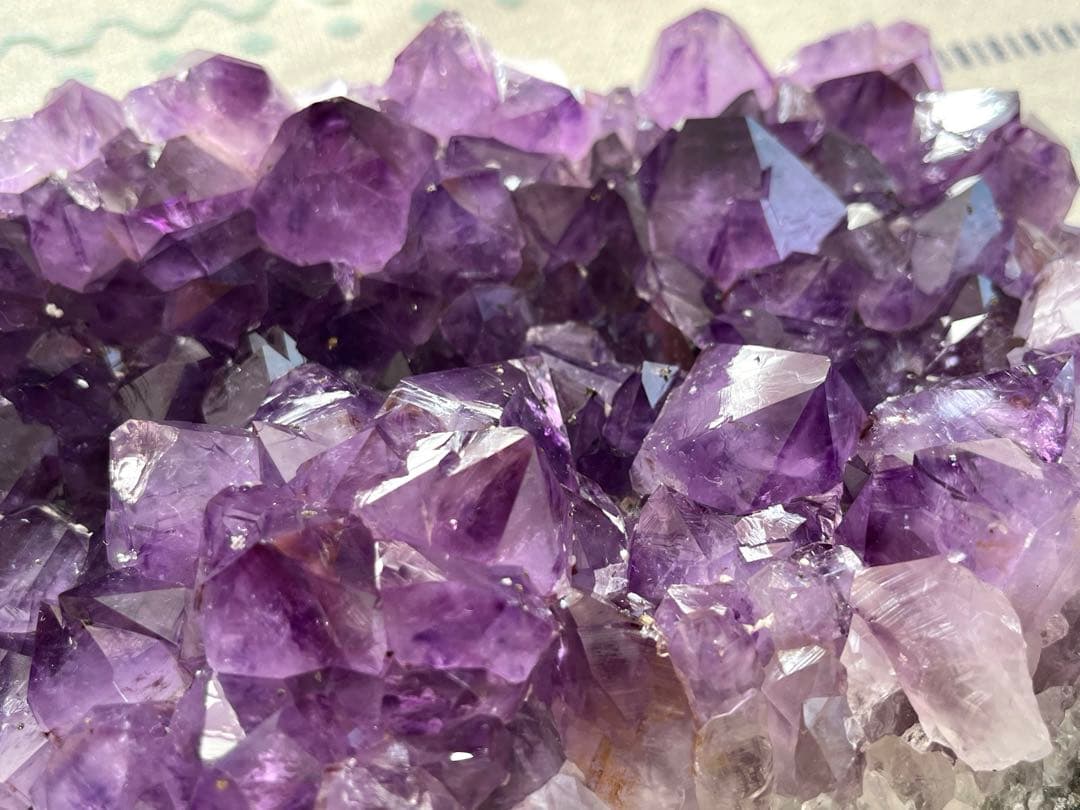 SALE✩.*˚天然石 水晶 アメジスト クラスター 原石 3.5kg 台座付き