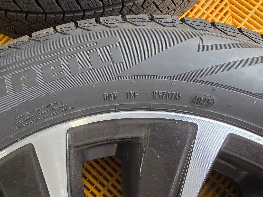 【ピグレット出品】スタッドレスタイヤ225/60R18 ホイールセット