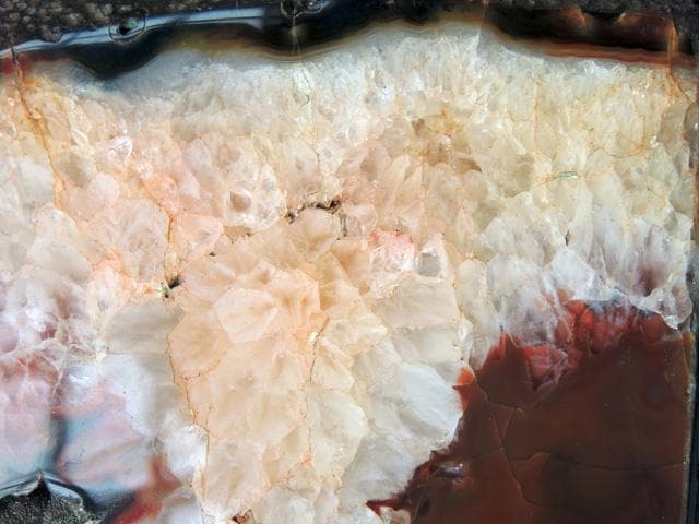 ▼　瑪瑙原石　▼台つき　重さ4.9kg　 めのう　メノウ　鑑賞石　鉱物　宝石