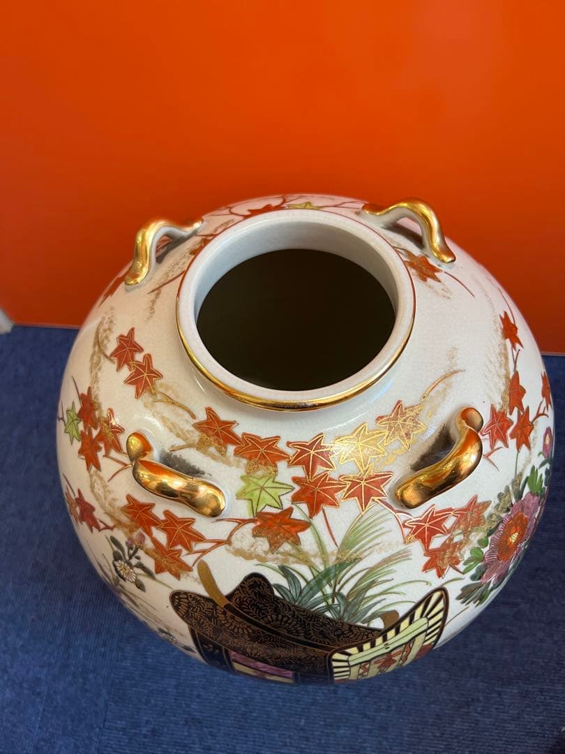 1345 薩摩焼　四耳付花瓶　草花と御所車図柄　金彩　時代物　骨董