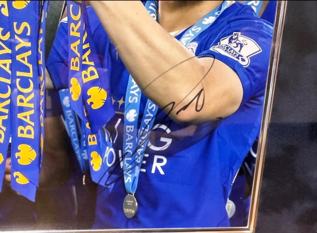 【貴重】レスターシティ 優勝　岡崎慎司 選手　直筆サイン ダグアウト証明書付