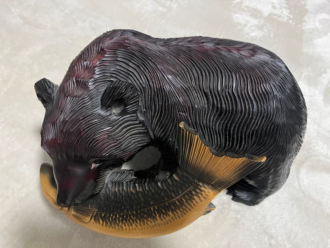 木彫りの熊 鮭をくわえた熊