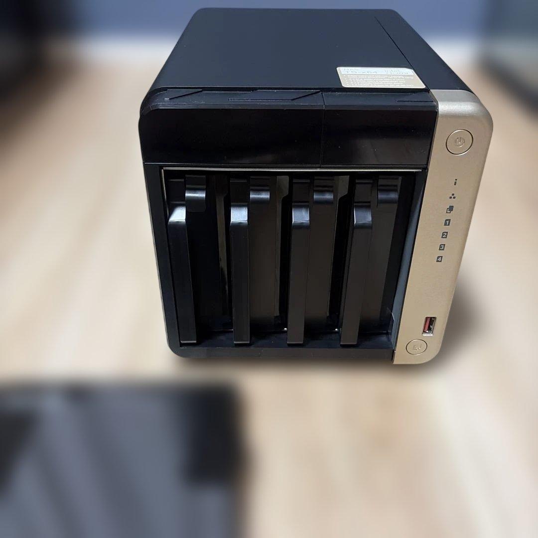 外付けハードディスク・ドライブ QNAP TS-464 NAS 8GB