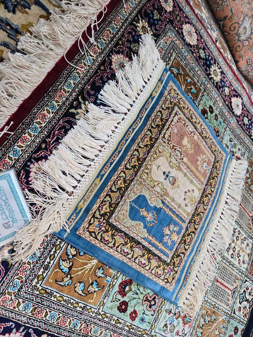 トルコ絨毯Hereke 本物保証書有り、アンティーク絨毯未使用品 オススメです。