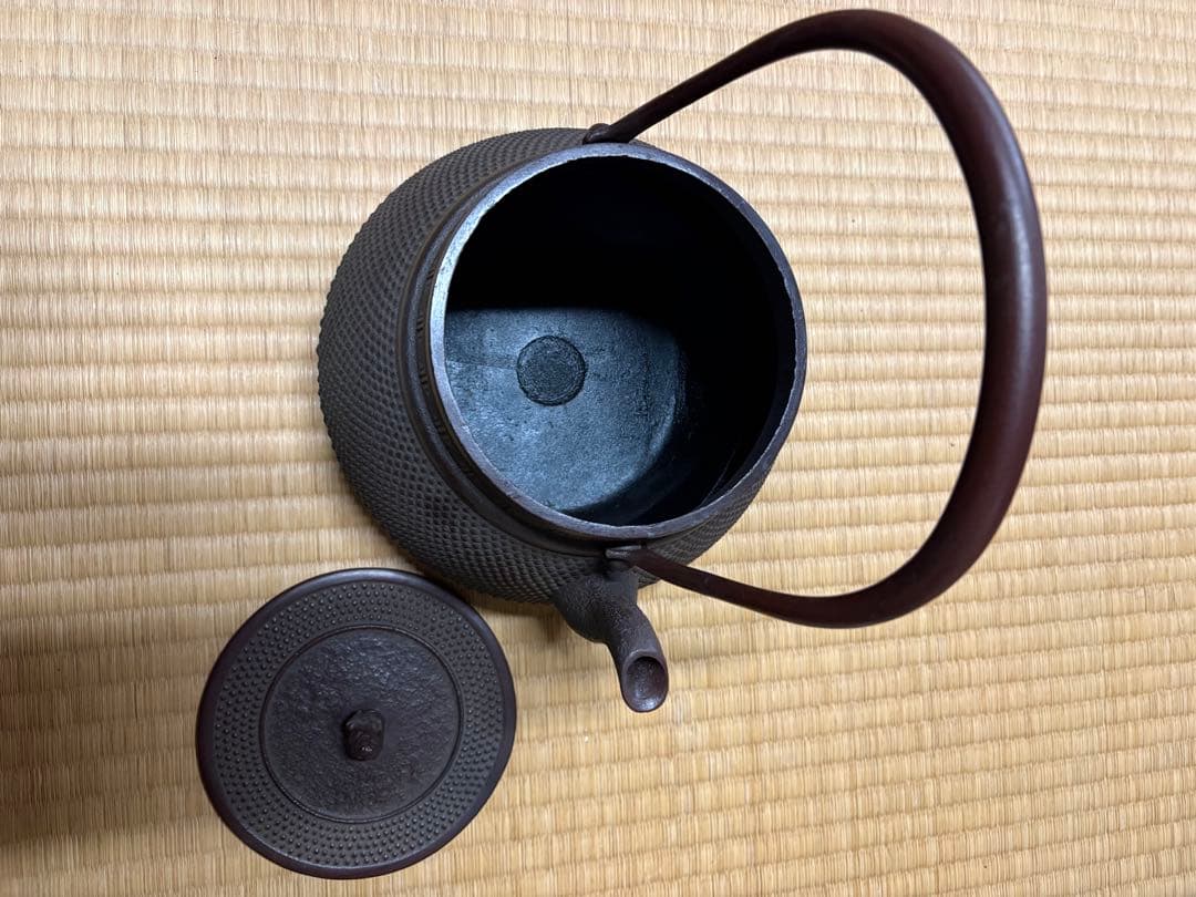 【南部鉄瓶／鉄壺】 松ぼっくり摘み・霰文様・ヴィンテージ