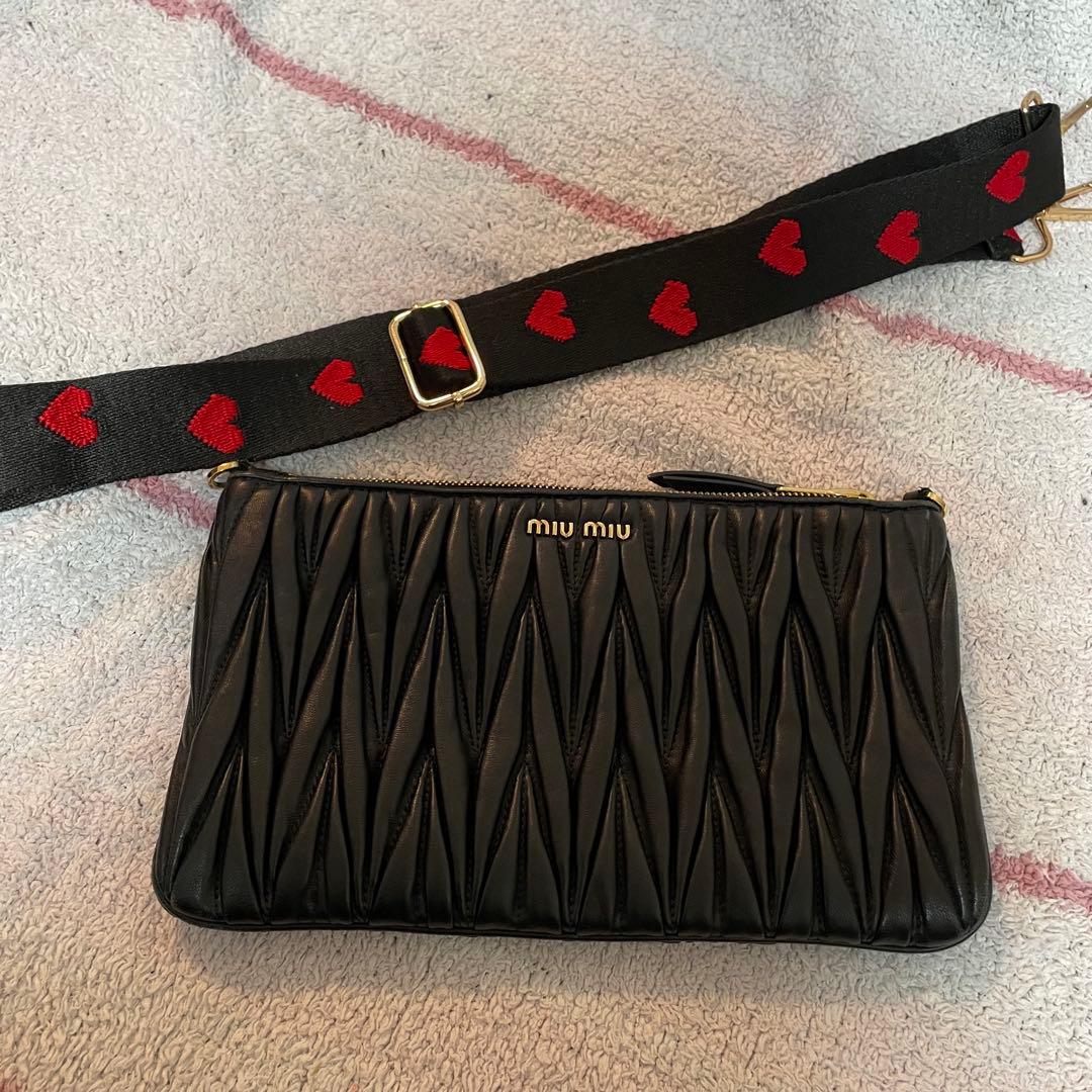 miumiu レザー ブラック ショルダーバッグ　クラッチバッグ　ミュウミュウ