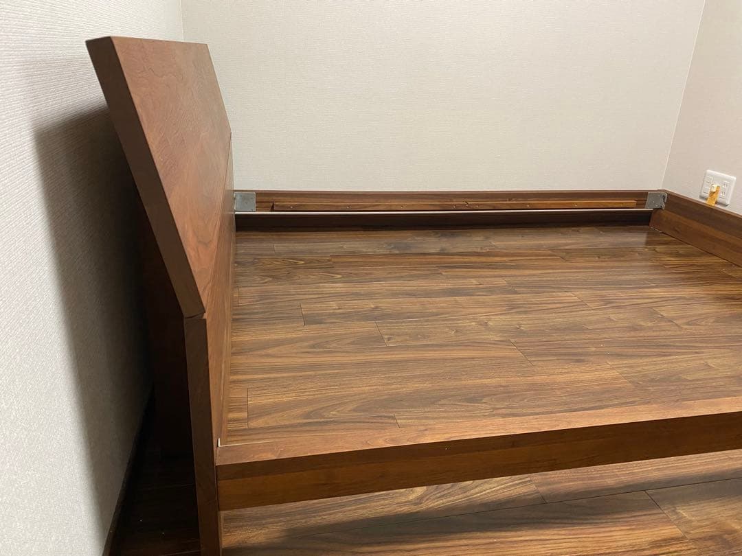 TANI　マスターウォール　クイーンサイズ　ベッドフレーム　ウォールナット