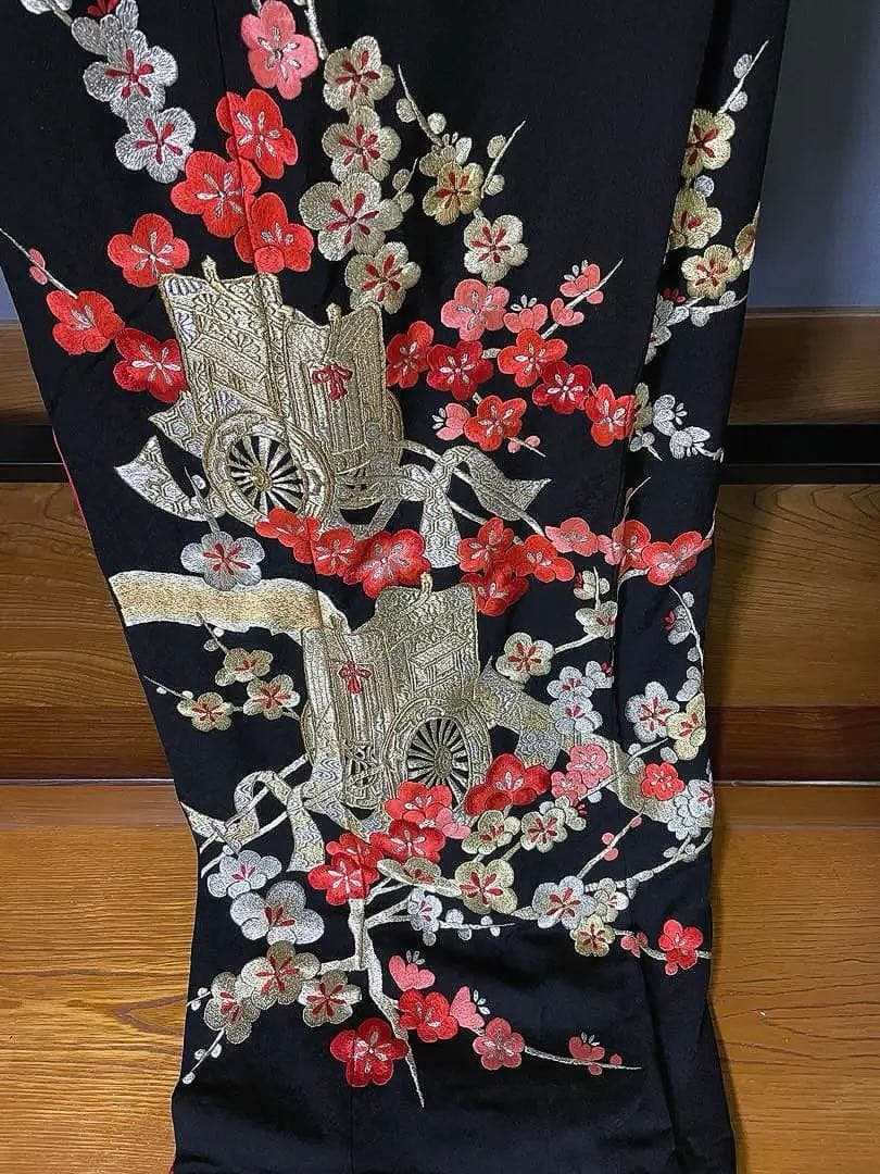 引き振袖　絢爛豪華な総手刺繍のお引きずり　遠目のゲストも釘づけ　花嫁衣装