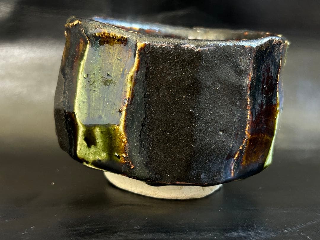 至高の究極の美◾️蔵から美しい形状と深みのある茶色と緑色の釉薬の抹茶茶碗が出てきた