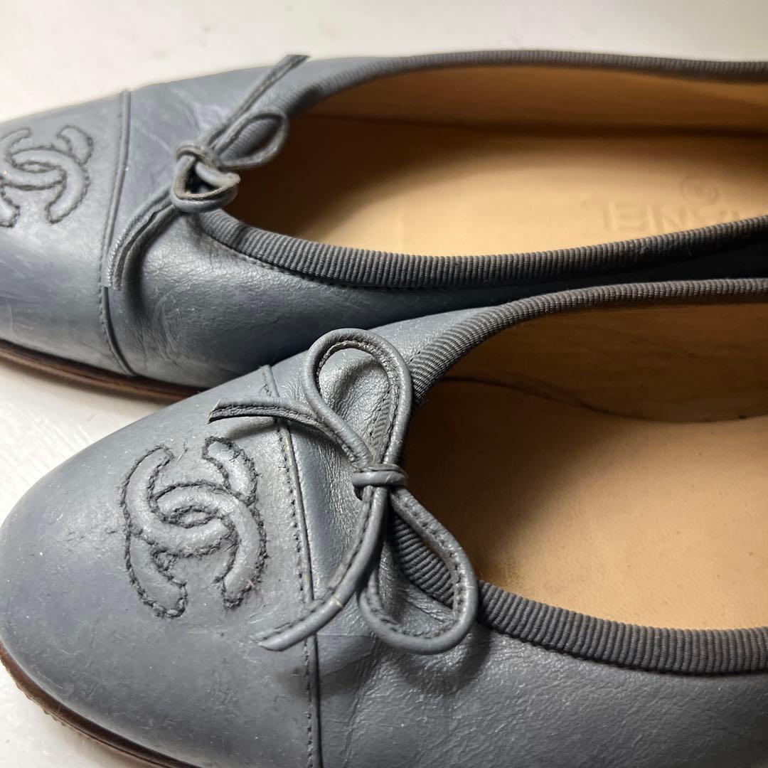 CHANEL グレー フラットシューズ