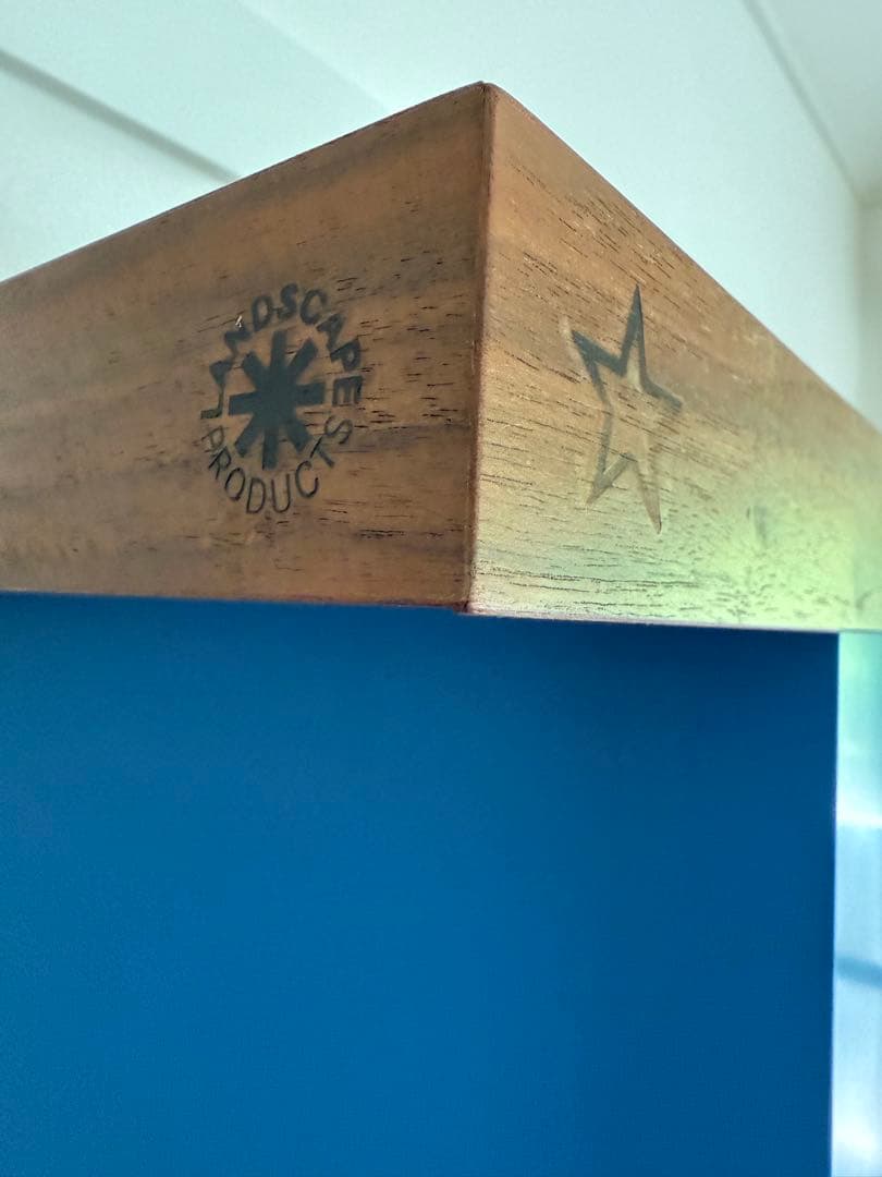 オープンシェルフ 青と木目調