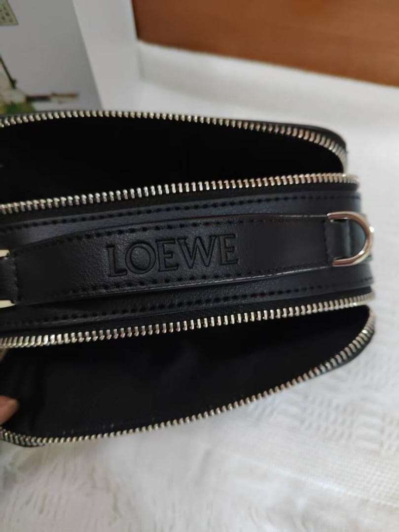 L☆OEWE ブラック ボディバッグ