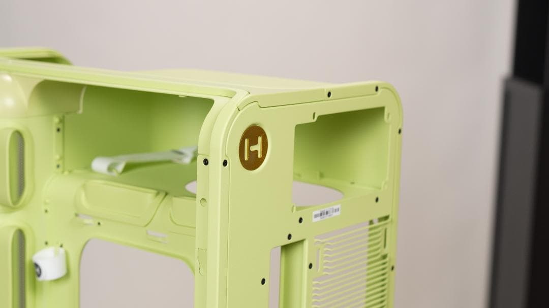 HYTE X50 + HYTE FA12 × 4