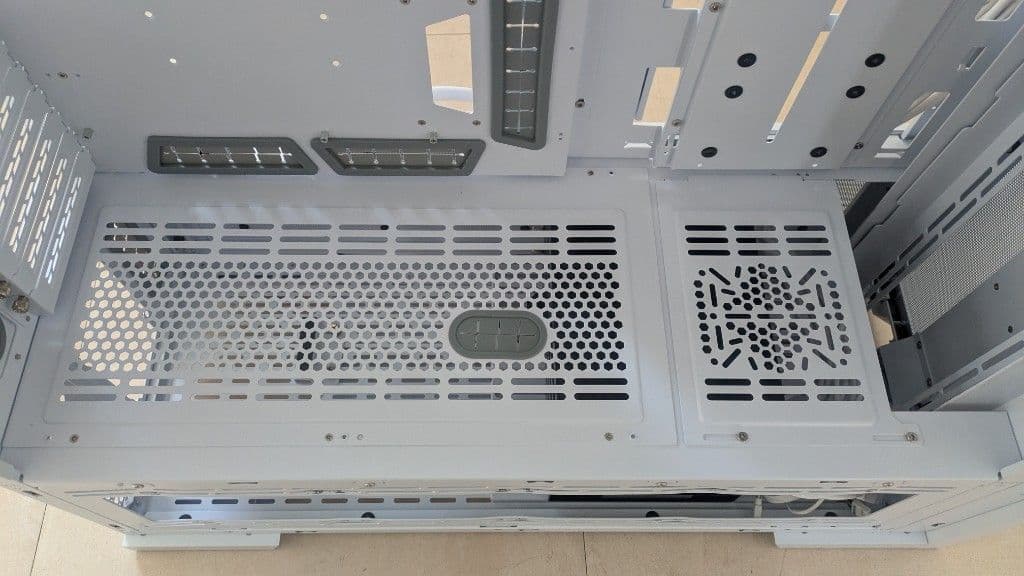 Lian Li V3000 Plus White 付属品とガラスパネル無し