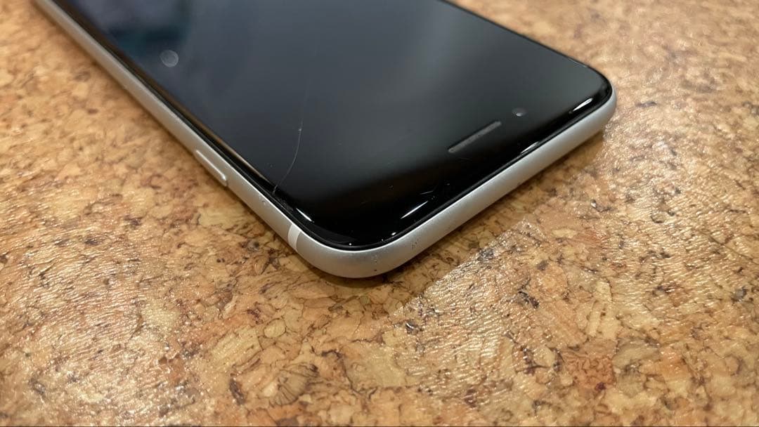 iPhone SE (第2世代) 128GB ホワイト スクリーンひび割れあり