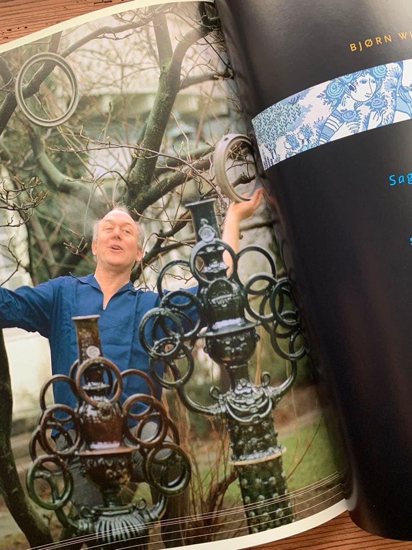 ビヨンヴィンブラッド　1977年のニモール窯の民族衣装を着た猫ちゃん抱いた女性！