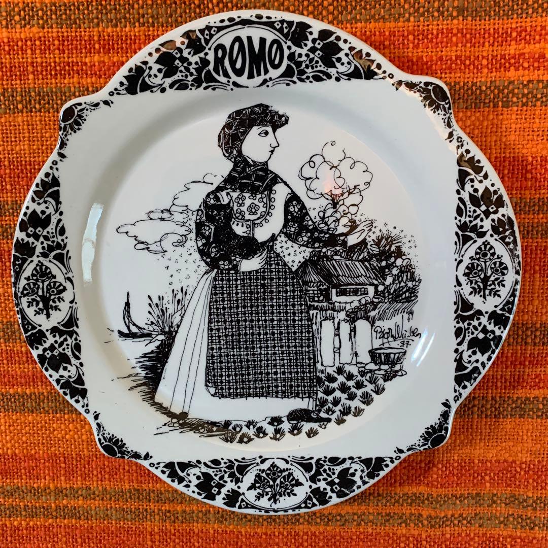 ビヨンヴィンブラッド　1977年のニモール窯の民族衣装を着た猫ちゃん抱いた女性！