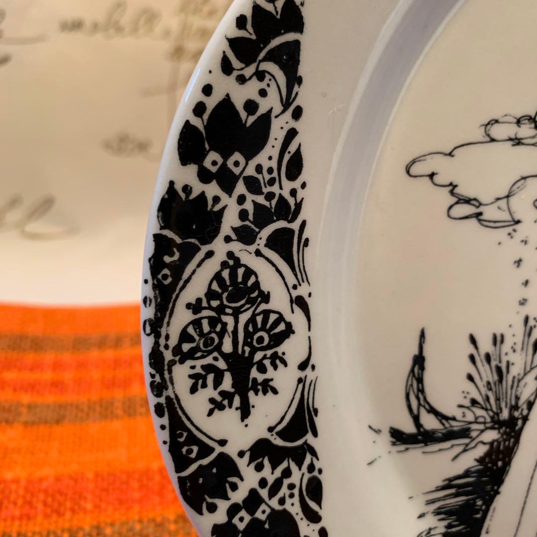 ビヨンヴィンブラッド　1977年のニモール窯の民族衣装を着た猫ちゃん抱いた女性！