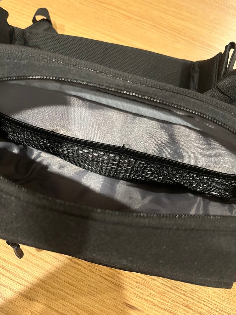 【新品】ブラック ウエストポーチ　ポムル　抱っこ紐　ヒップシート POMULU