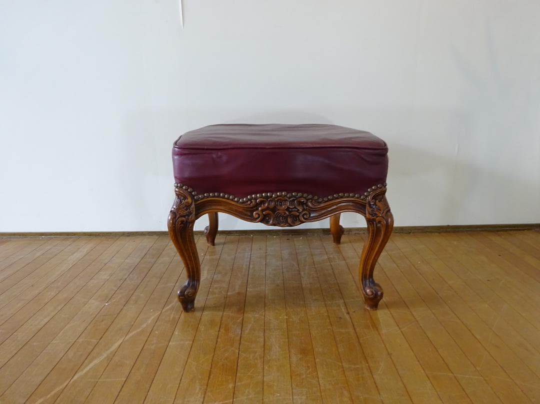イタリアクラシック家具　高級　本革張り　猫脚　鋲打　彫刻　オットマン　スツール