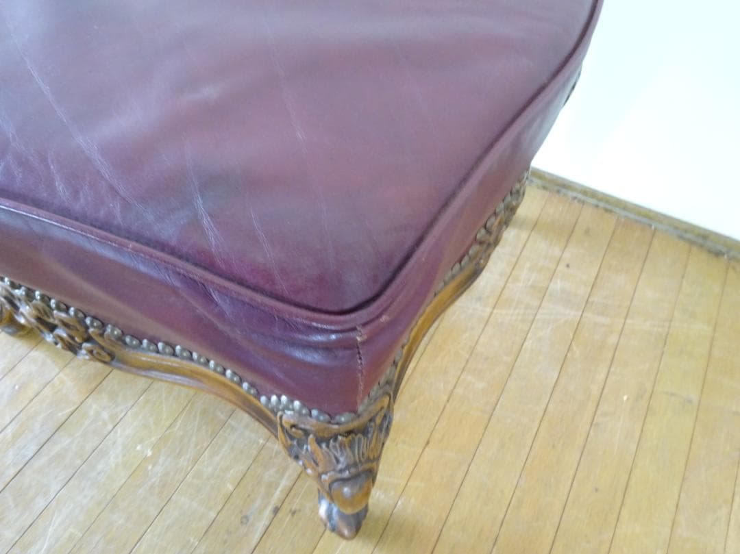 イタリアクラシック家具　高級　本革張り　猫脚　鋲打　彫刻　オットマン　スツール
