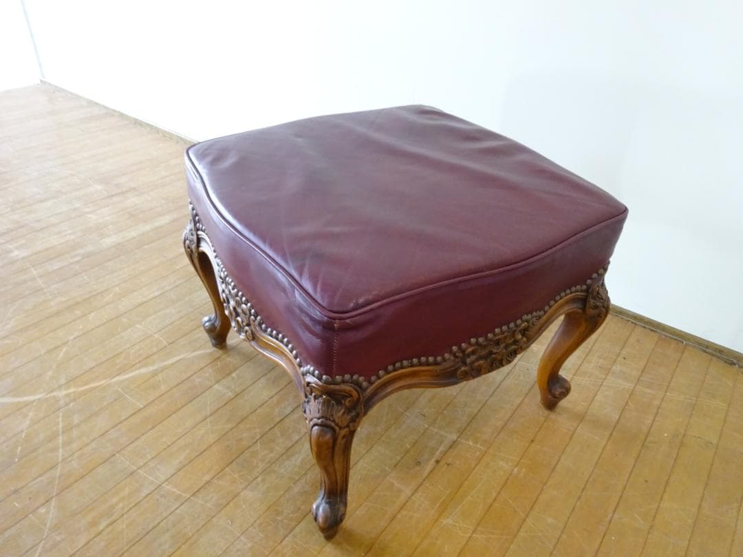 イタリアクラシック家具　高級　本革張り　猫脚　鋲打　彫刻　オットマン　スツール