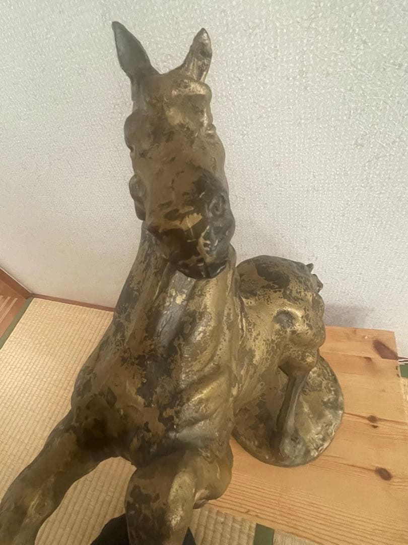 ブロンズ馬の彫刻 高さ約45センチ