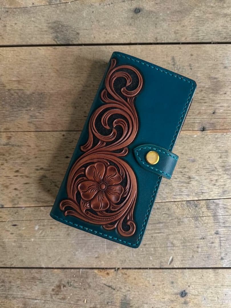 iPhone16用 手帳型ケース　 レザーカービング　オーシャンブルー