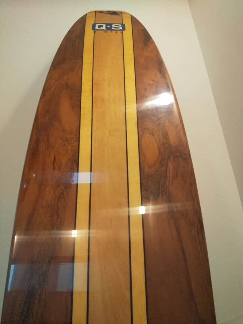 ショップやレストランをオシャレに！木目が綺麗なディスプレイ用サーフボード