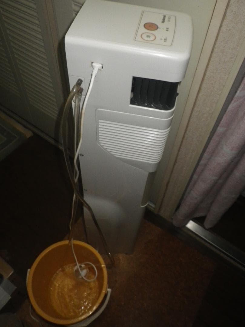 タワー型エアコン ホワイト　トイレ等用