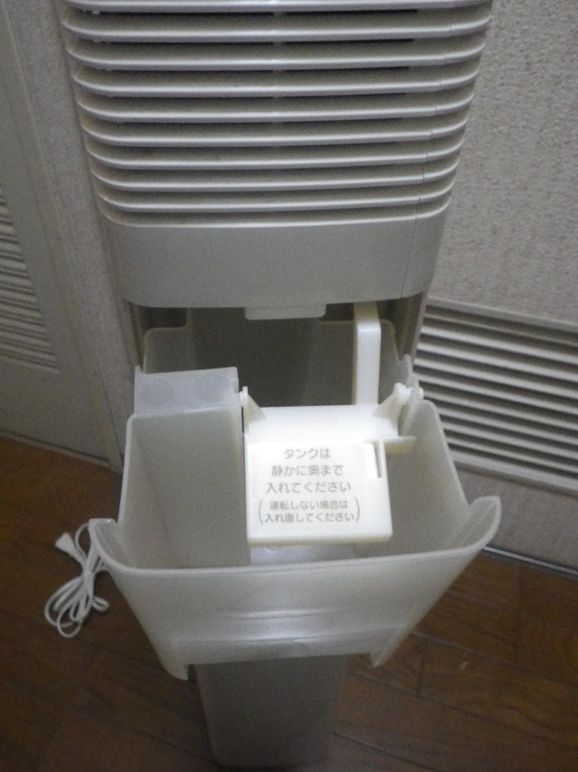 タワー型エアコン ホワイト　トイレ等用