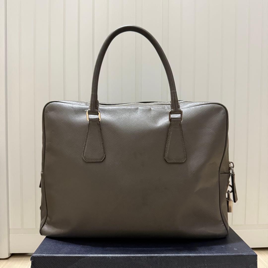 さ*た様 プラダ サフィアーノレザー 三角ロゴプレート ブリーフケース グレー