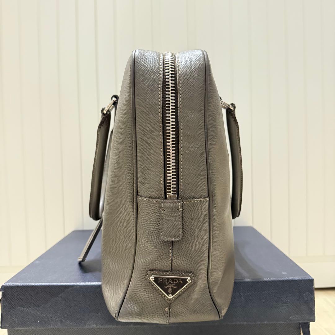 さ*た様 プラダ サフィアーノレザー 三角ロゴプレート ブリーフケース グレー