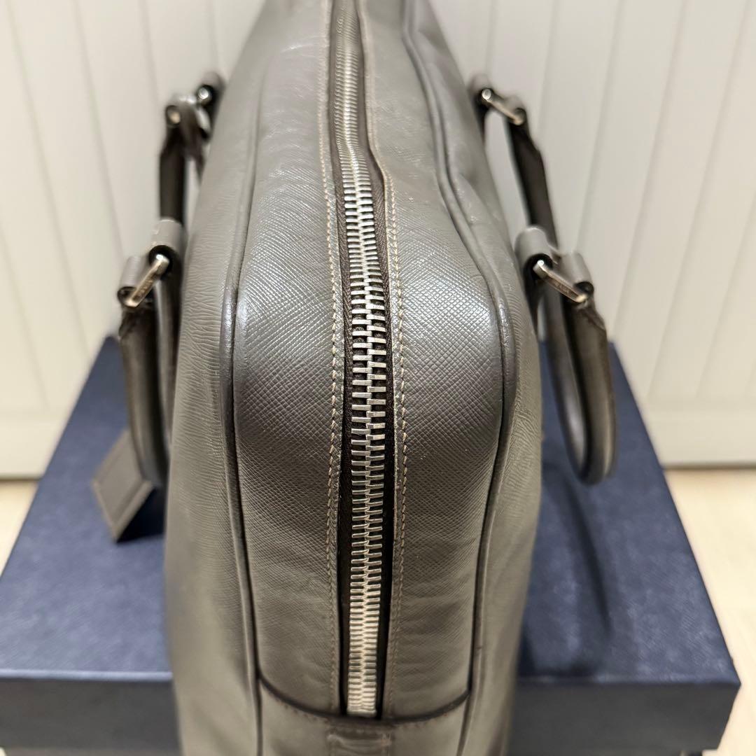 さ*た様 プラダ サフィアーノレザー 三角ロゴプレート ブリーフケース グレー